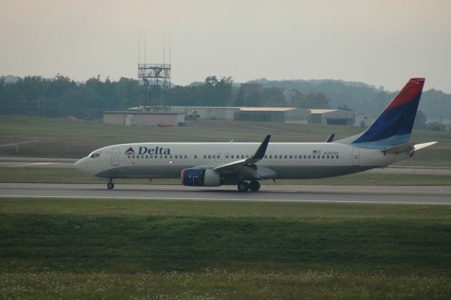 Boeing 737-800 (N387DA) - landing on 18L