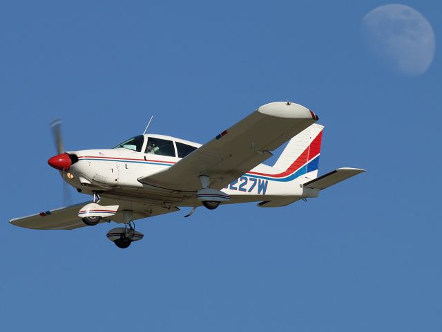 Piper Cherokee (N8227W)