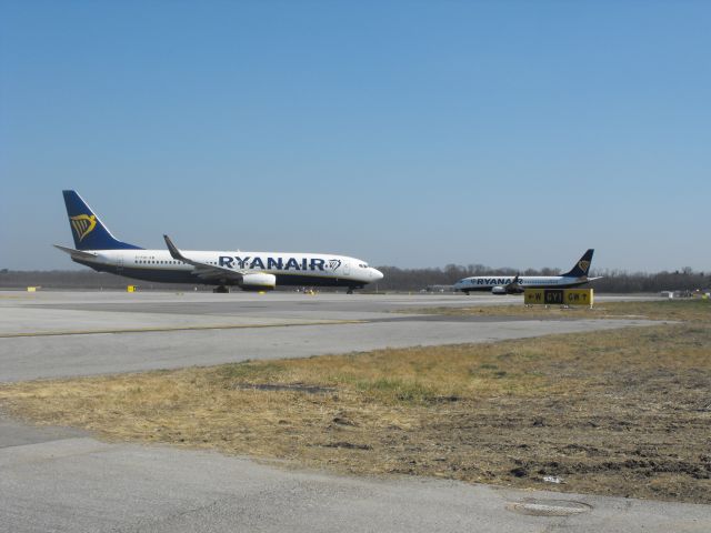 Boeing 737-800 (EI-FOH)