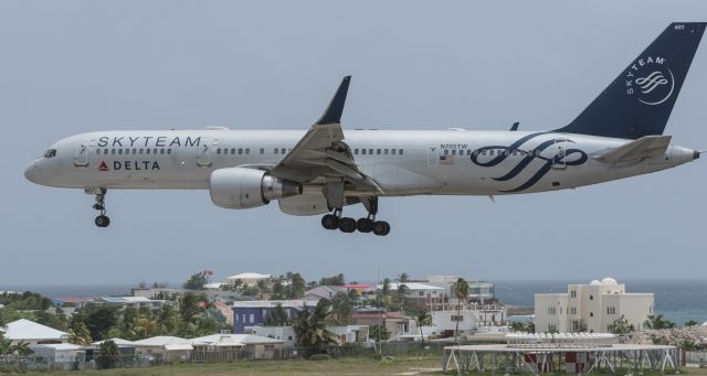 Boeing 757-200 (N705TW)