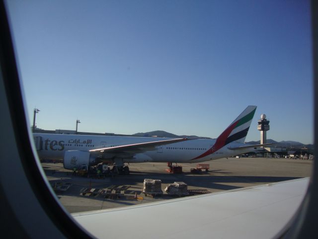 BOEING 777-300 (A6-ECC)