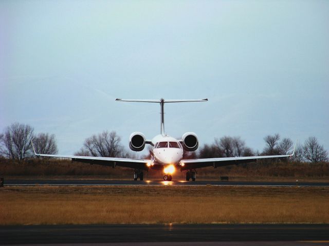 Embraer ERJ-135 (N910FL) - Just a second late on this shot, but still turned out pretty neat!