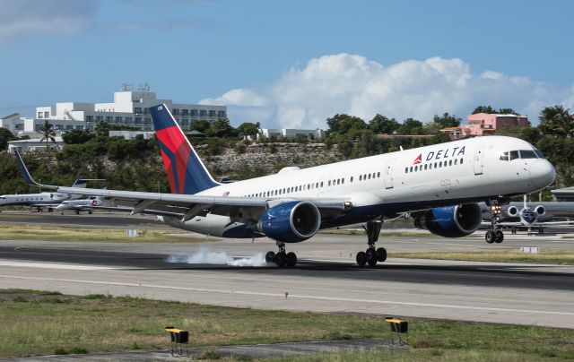 Boeing 757-200 (N6713Y)