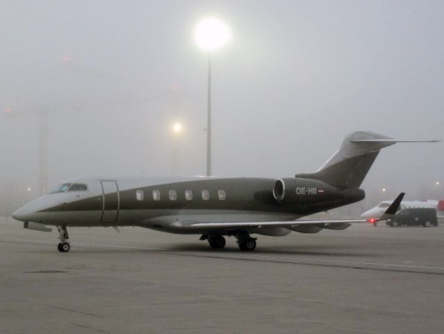 Bombardier Challenger 300 (OE-HII) - A foggy day/ RVR's around 1,200m.