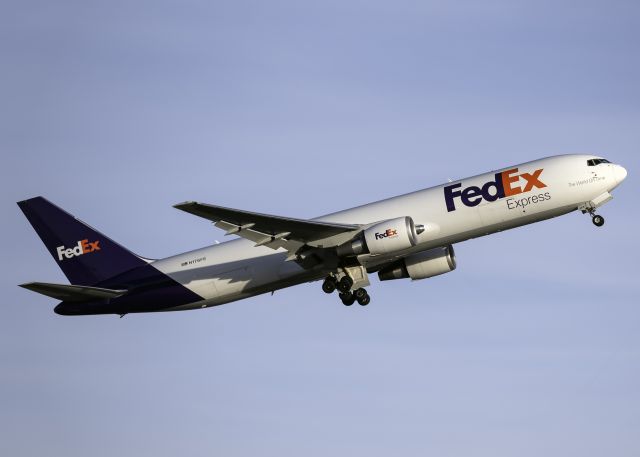 BOEING 767-300 (N176FE)