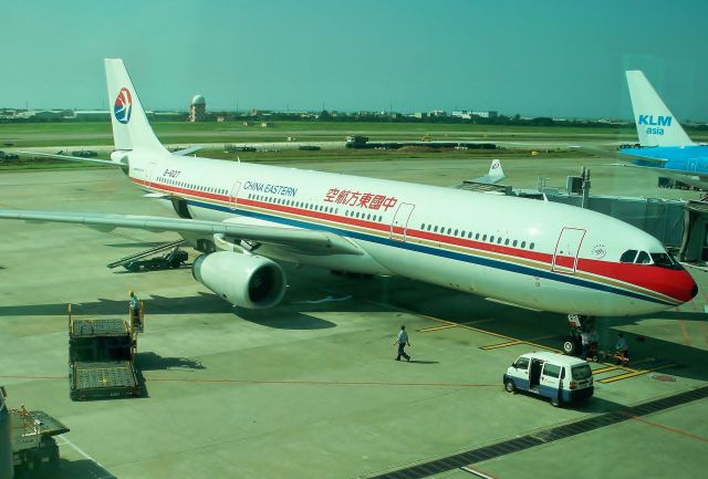 Airbus A330-300 (B-6127) - China Eastern A330-343 B-6127 at Taipei (TPE) on May 25, 2013.