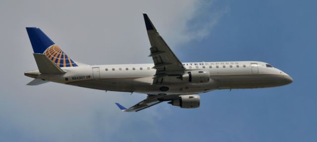 Embraer 170/175 (N84307)