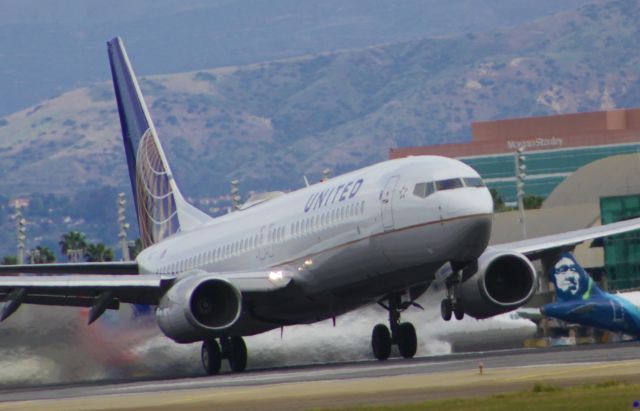 Boeing 737-800 (N78524)