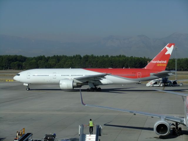 Boeing 777-200 (VP-BJF) - B777-200ER VP-BJF der russischen Nordwind Airlines beim Taxiing zur Rwy. Fotografiert am 27.09.2013 von Gate 5 des Airports AYT aus. Nordwind übernahm diese TripleSeven erst am 26.04.2013 von China Southern, damals trug sie die Reg B-2070.