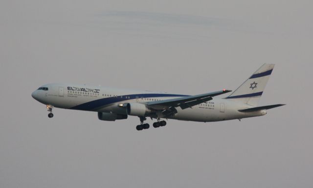 BOEING 767-300 (4X-EAM)