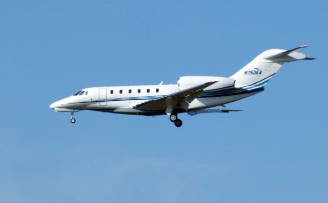 Cessna Citation X (N750EA) - On final is this 2002 Cessna Citation X in the Autumn of 2016.