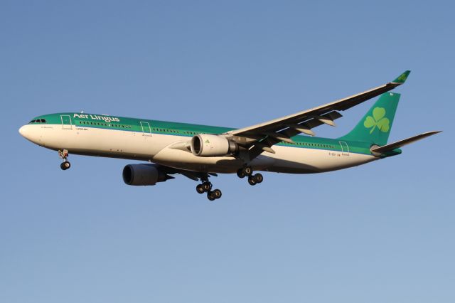 Airbus A330-300 (EI-EDY) - Dec. 2011 - "Shamrock 125" from EIDW on short final for 28