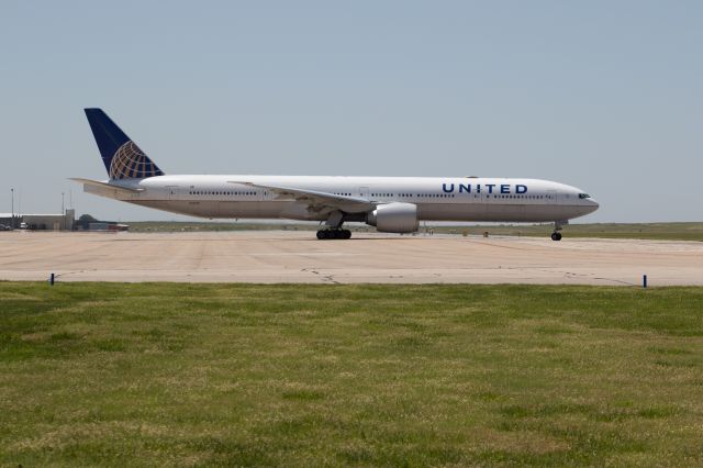 BOEING 777-300ER (N2639U)