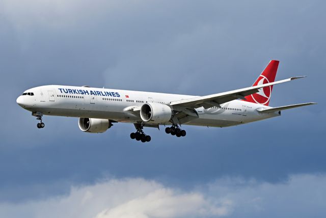 BOEING 777-300ER (TC-LJF)