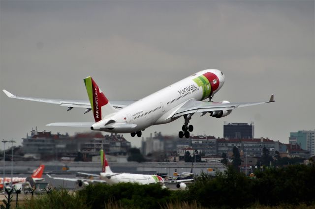 Airbus A330-300 (CS-TOR) - Aeroporto Gen. Humberto Delgado - Lisboa     01-07-2018