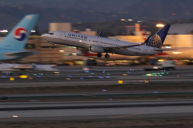 Boeing 737-800 (N16217)