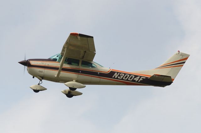 Cessna Skylane (N3004F) - Departing runway 26