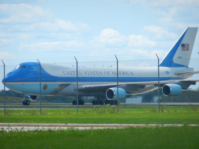 Boeing 747-200 (92-8000)