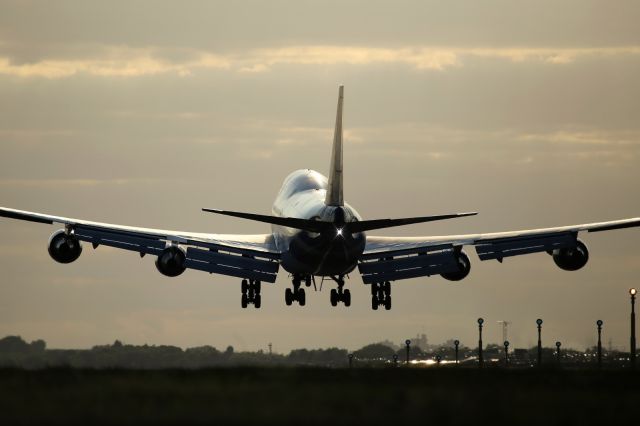 Boeing 747-200 (HS-TGR) - Landing on runway 027R at LHR.