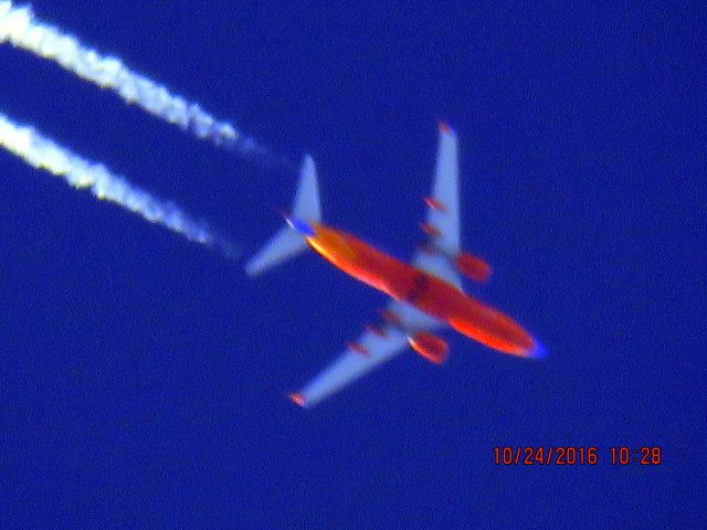 Boeing 737-800 (N8329B)
