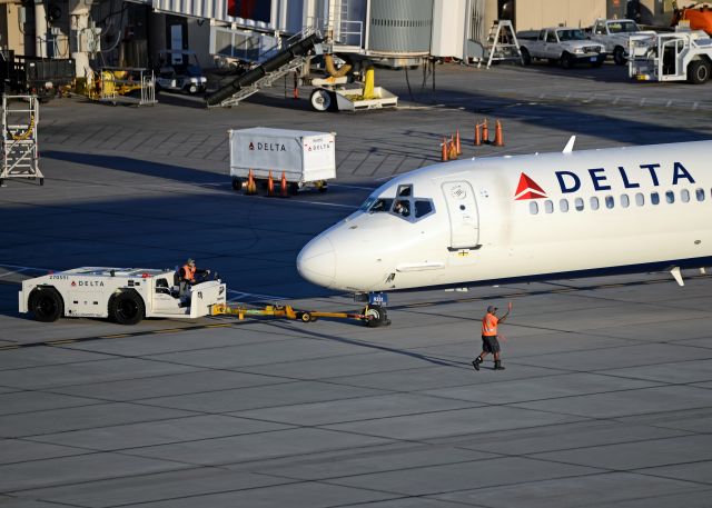 McDonnell Douglas MD-90 (N951DN)