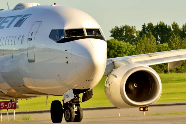 Boeing 737-700 (C-FBWJ)