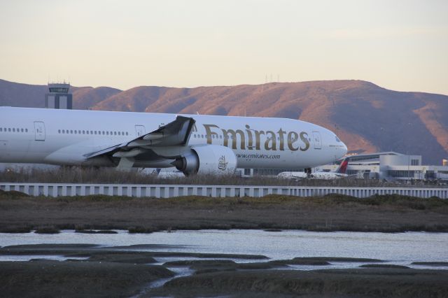 BOEING 777-300ER (A6-EGI)