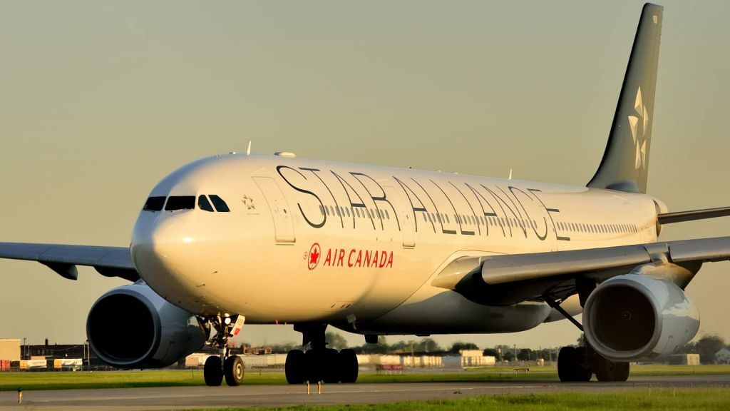 Airbus A330-300 (C-GHLM)