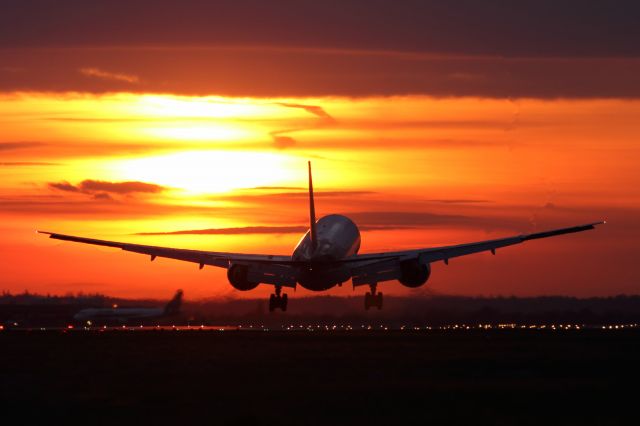 Boeing 777-200 (G-VIIC) - Touching down on runway 027L at LHR.