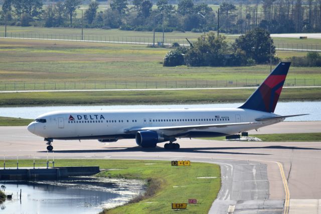 BOEING 767-300 (N1402A)