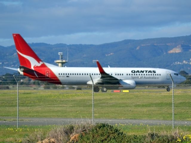 Boeing 737-800 (VH-VXT) - Turning from taxi-wy on to runway 05, for take off.