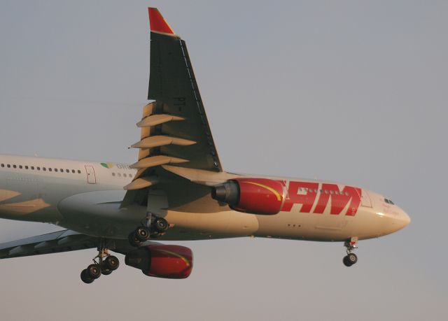 Airbus A330-200 (PT-MVC)