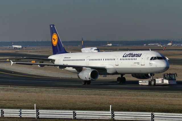 Airbus A321 (D-AIDN) - date: 04-12-2016, lot of Lufthansa can be seen in this pic