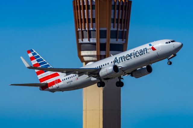 Boeing 737-800 (N950AN) - An American Airlines 737-800 taking off from PHX on 2/10/23 during the Super Bowl rush. Taken with a Canon R7 and Canon EF 100-400 II L lens.