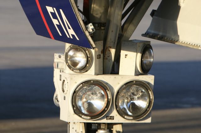 Boeing 757-200 (TF-FIA) - May 4, 2007 - lights at front wheels in Hamilton