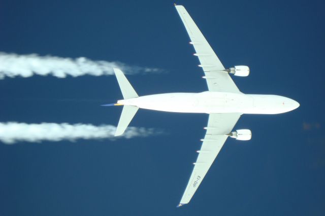 Airbus A330 (EI-DIP) - Lufthansa over the North Atlantic 1000 above us.