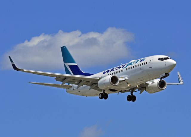 Boeing 737-700 —