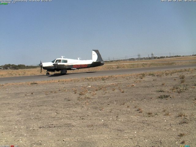 Mooney M-20 (N5976Q) - Taxiing to 13.