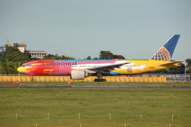 Boeing 777-200 (N77014) - Taxi at Narita Intl Airport on 2007 8/12 NYC2000 c/s