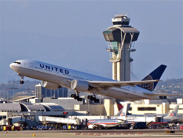 Boeing 777-200 (N206UA) - Nice engine condensation