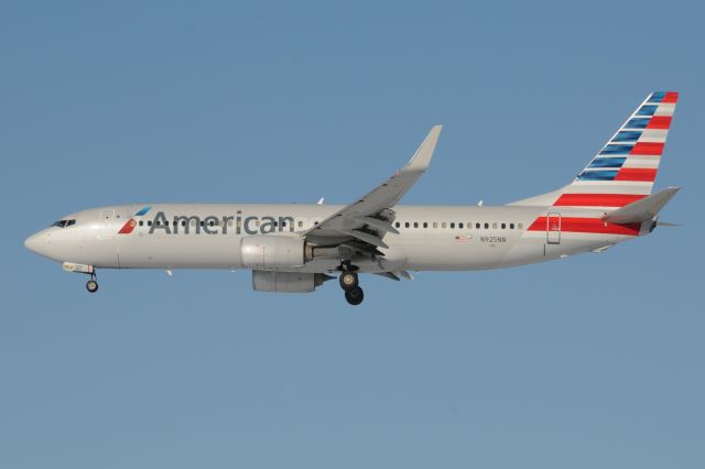 Boeing 737-800 (N925NN)