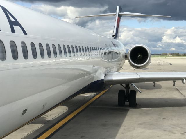 McDonnell Douglas MD-90 (N923DN)