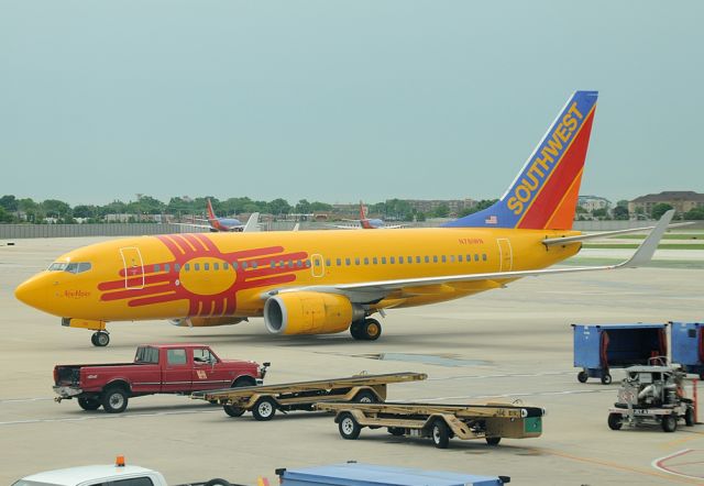 Boeing 737-700 (N781WN) - Taxing to gate after arrival. My personal favorite special WN scheme