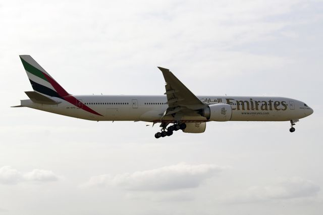 Boeing 777-200 (A6-EPX)