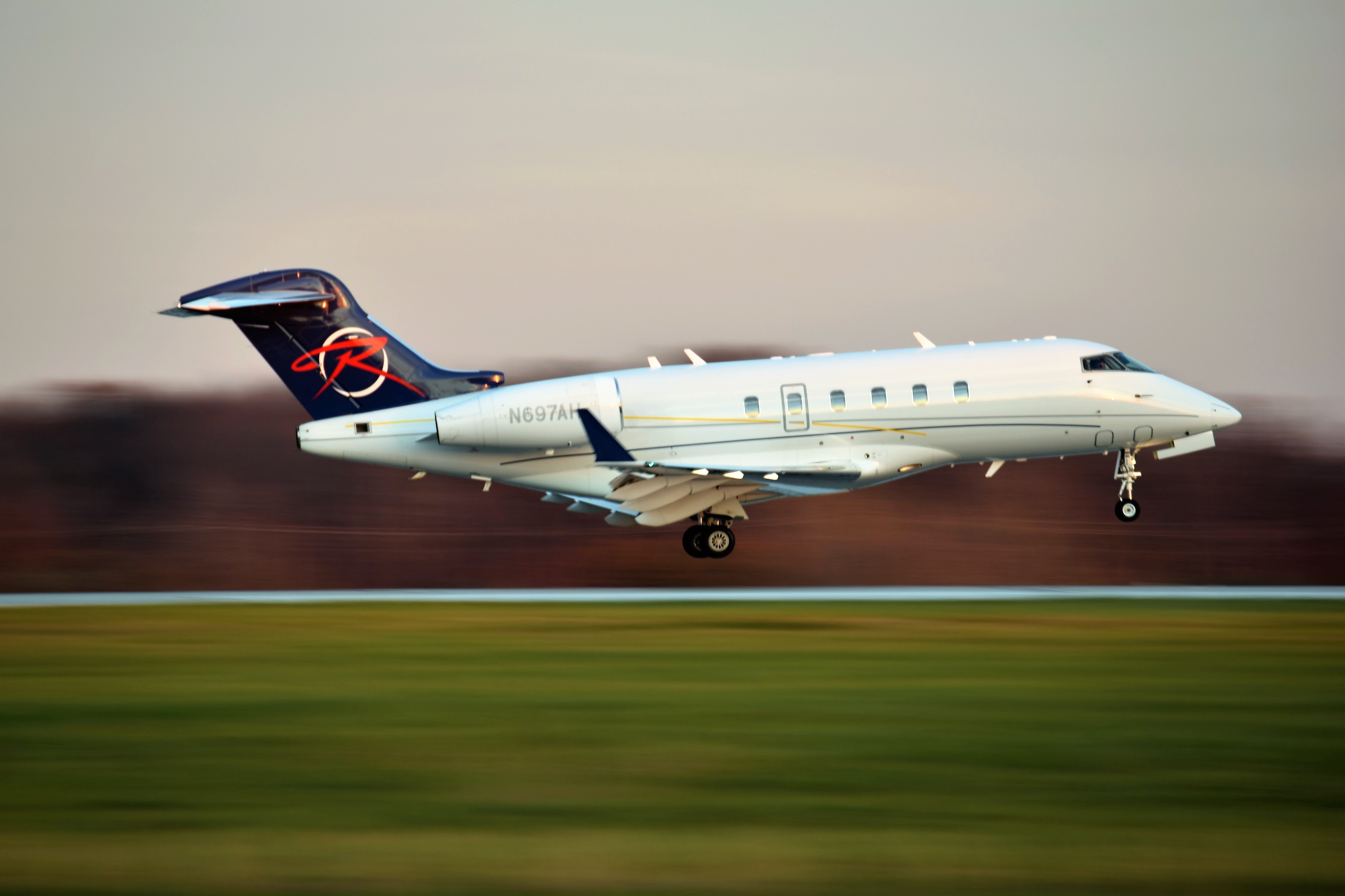 Bombardier Challenger 300 (N697AH)