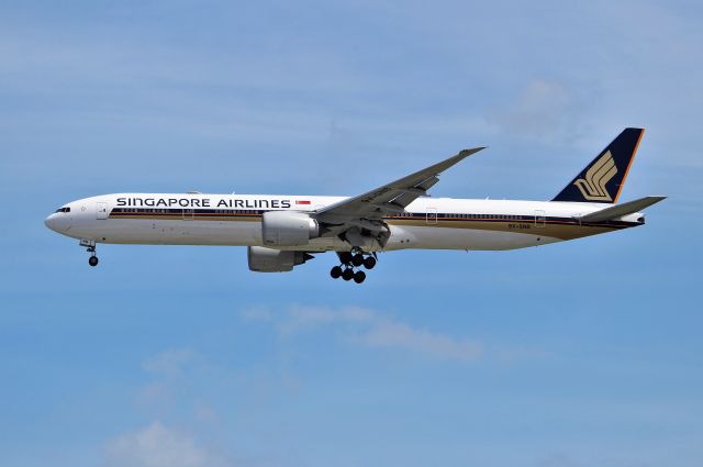 BOEING 777-300 (9V-SNB)