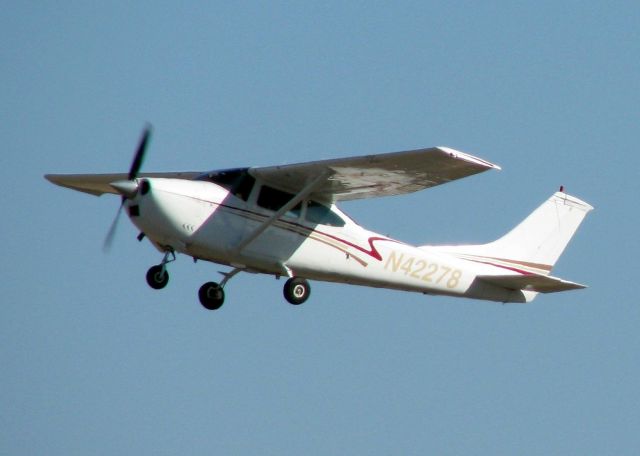 Cessna Skylane (N42278) - At Downtown Shreveport.