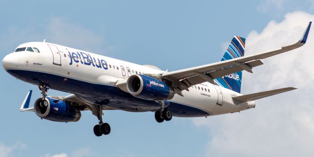 Airbus A320 (N804JB) - JetBlue Airways Airbus 320-232 nicknamed "Got Blue" arriving from Santiago, Dominican Republic landing on runway 29 at Newark on 7/28/21.