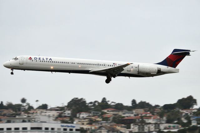 McDonnell Douglas MD-90 (N965DL)