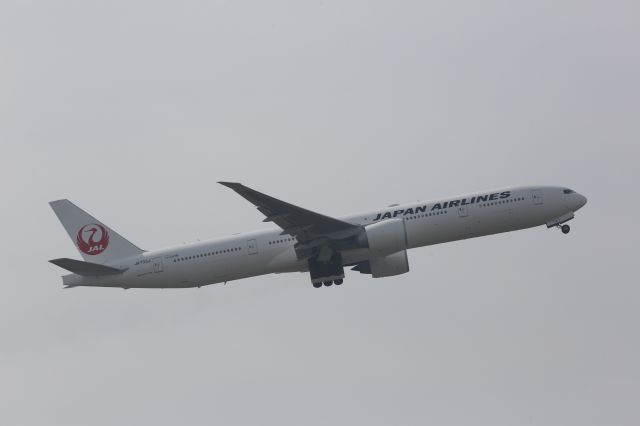 BOEING 777-300 (JA733J)